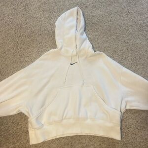 Medium white Nike pull over